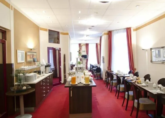 Hotel Polo Am Zob 3*